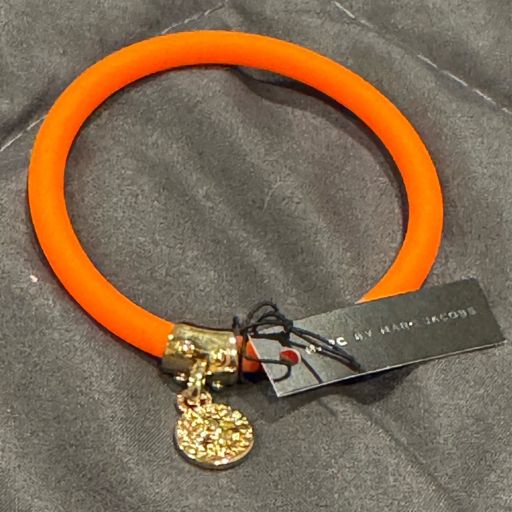 Marc by Marc Jacobs bracelet with golds charm. NWT - Picture 2 of 5